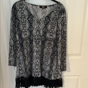 Black and Gray Graphic 3/4 Sleeve Tunic